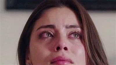 كانت بغرفتها تقف امام المرايا
