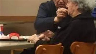 دخل رجل مع زوجته الى احد المطاعم المشهورة كامله بقلم سمير شريف