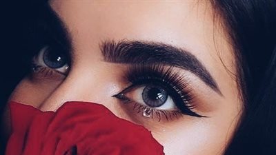 طفل يلعب مع أمه بمشاعر 