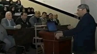 نقاش بين استاذ وفتاة في احدى الجامعات الجزائرية