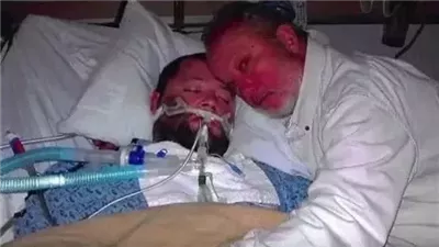 لن تصدق الأب ده مع ابنه في العناية المركزة