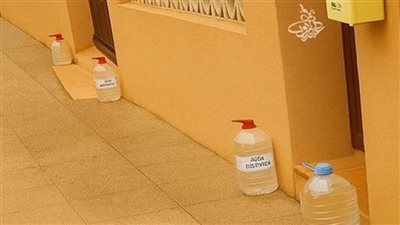 هل تعرف لماذا يضع الأشخاص في أسبانيا قوارير المياه الكبيرة خارج أبواب منازلهم؟