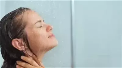 حكم اغتسال الزوجين معاً