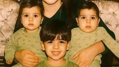 ام تنشر صورتها مع اولادها وهم في عام 2003 وبعدها نشرت صورتها معهم في عام 2025