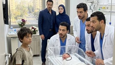 أعلن ثمانية أطباء عن طفل الملياردير… لكن صبيًا غيّر كل شيء!