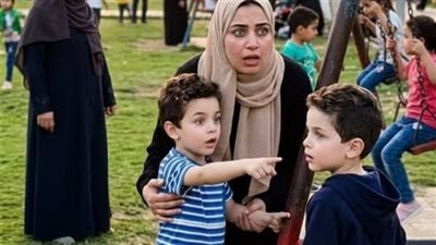 إبني وقف قدام المرجيحة